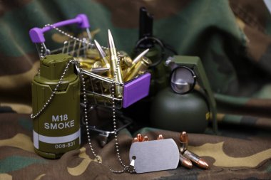 Küçük alışveriş arabasında tüfek fişekleri. Büyük kalibreli mühimmat fişekleri ve küçük alışveriş sepetli el bombaları.