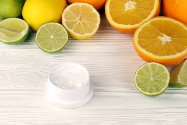 Turunçgil özlü krema. Seçici odaklanma. Spa günü, limon ve portakal özlü tazelik kremi konsepti.