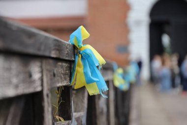 Ulusal Ukrayna bayrağının renginde kurdeleler tırabzana bağlıdır. Sarı-mavi bantlar