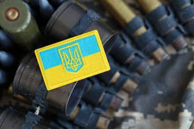 Makineli tüfek kemerindeki Ukrayna sembolü Ukrayna 'nın pikselli askeri kamuflajında yatıyor.