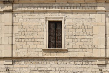 18. yüzyılın kalesinden ya da kalesinden yapılmış tuğladan bir duvarın çok eski penceresi. Pencereyi kapatan tam çerçeve duvarı