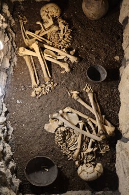 İşkence yaptıktan sonra korkunç mezarlıktan çıkarılan kafatasları ve kemikler.