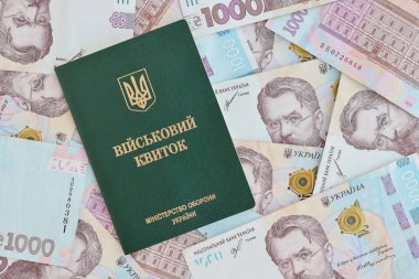 Ukrayna askeri kimliği ve Hryvnia faturaları. Ukrayna ordusunun askerlerine ödemeler, orduya maaşlar. Ukrayna 'da Savaş