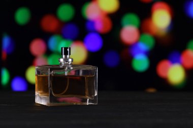 Kadınlar, arka plandaki parfüm şişelerini koklarlar. İsimsiz boş sprey kadınlar için parfüm şişesi