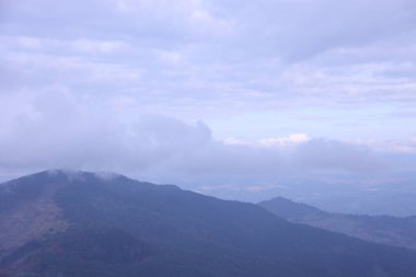 Ukrayna 'nın Karpat dağlarındaki Dragobrat dağlarının sabah manzarası. Sabahın erken saatlerinde Drahobrat Tepeleri 'nin etrafındaki bulutlu ve sisli manzara