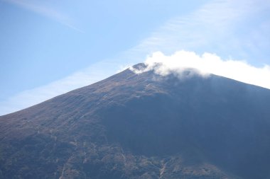 Ukrayna Karpatlarının gökyüzü ve bulutların arka planında asılı duran Hoverla Dağı manzarası