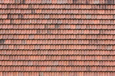 Kırmızı terracotta çatı kiremitlerini küf ile kapatın. Eski çatı malzemelerinin arka plan dokusu