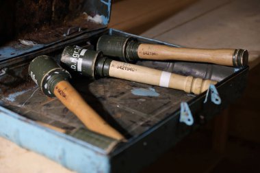 2. Dünya Savaşı Alman parça tesirli el bombaları askeri bir kutuya istiflenmişti.