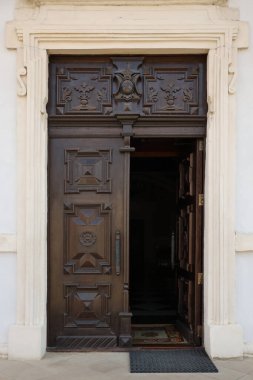 18. yüzyılın kalesinden ya da kalesinden yapılmış tuğladan taş duvarlı çok eski katı bir kapı. Kapısı kapalı, tam çerçeve duvar.