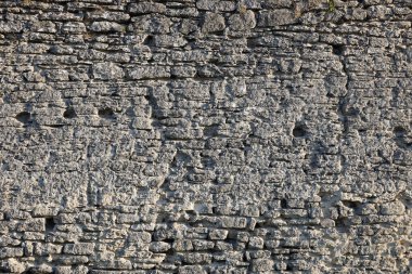 18. yüzyılın kalesinden ya da kalesinden çok eski tuğla bir duvar. Eski, kirli ve çatlak tuğlalarla dolu tam çerçeve duvar.