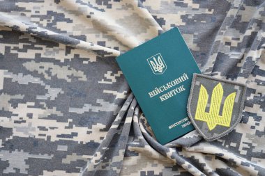Ukrayna ordusunun sembolü ve Ukraynalı bir askerin kamuflaj üniformasında askeri kimlik. Ukrayna 'daki savaş, vatanseverlik ve ülkenizi Rus işgalcilerden koruma kavramı.