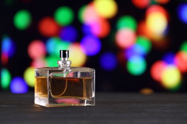 Kadınlar, arka plandaki parfüm şişelerini koklarlar. İsimsiz boş sprey kadınlar için parfüm şişesi