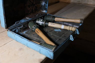 2. Dünya Savaşı Alman parça tesirli el bombaları askeri bir kutuya istiflenmişti.