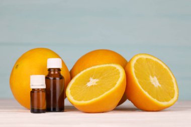 Turunçgil özlü yağ şişesi. Seçici odaklanma. Spa günü, limonlu ve portakal özlü taze yağ şişesi konsepti.