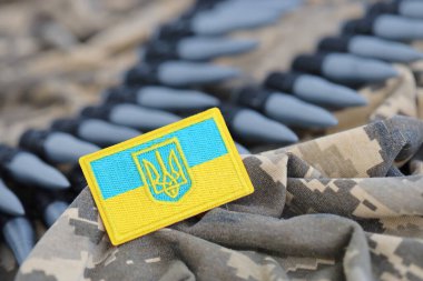 Ukrayna sembolü ve bir Ukraynalı askerin kamuflaj üniformasında makineli tüfek kemeri. Ukrayna 'daki savaş kavramı, vatanseverlik ve ülkenizi Rus işgalcilerden korumak.