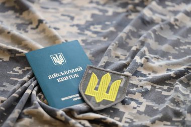 Ukrayna ordusunun sembolü ve Ukraynalı bir askerin kamuflaj üniformasında askeri kimlik. Ukrayna 'daki savaş, vatanseverlik ve ülkenizi Rus işgalcilerden koruma kavramı.