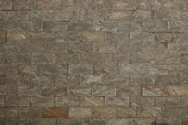 18. yüzyılın kalesinden ya da kalesinden çok eski tuğla bir duvar. Eski, kirli ve çatlak tuğlalarla dolu tam çerçeve duvar.