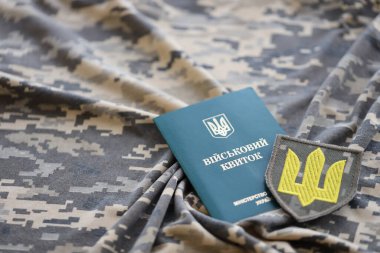 Ukrayna ordusunun sembolü ve Ukraynalı bir askerin kamuflaj üniformasında askeri kimlik. Ukrayna 'daki savaş, vatanseverlik ve ülkenizi Rus işgalcilerden koruma kavramı.
