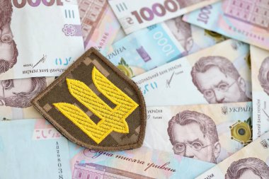 Ukrayna askeri sembolü ve Hryvnia senetleri. Ukrayna ordusunun askerlerine ödemeler, orduya maaşlar. Ukrayna 'da Savaş