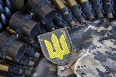 Makineli tüfek kemerindeki Ukrayna ordu sembolü Ukrayna piksel askeri kamuflajında yatıyor.