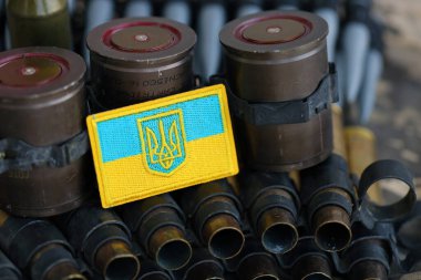 Makineli tüfek kemerindeki Ukrayna sembolü Ukrayna 'nın pikselli askeri kamuflajında yatıyor.