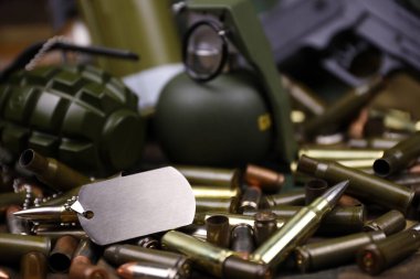 Kamuflaj arka planında farklı cephane ve el bombaları var. Savaşa hazırlanıyorum. Silah bulundurma.
