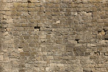 18. yüzyılın kalesinden ya da kalesinden çok eski tuğla bir duvar. Eski, kirli ve çatlak tuğlalarla dolu tam çerçeve duvar.