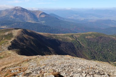 Ukrayna Karpatlarının gökyüzü ve bulutların arka planında asılı duran Hoverla Dağı manzarası