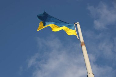 Mavi gökyüzünde dalgalanan Ukrayna bayrağı. Büyük sarı Ukrayna bayrağı, Dnipro şehri, Bağımsızlık Anayasa Günü, Ulusal bayram