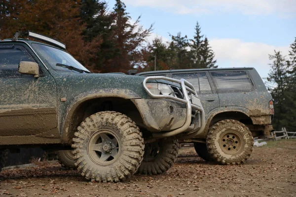 Çamur yolu olan bir kırsal alanda otomobil. Off-road 4x4 SUV otomobil çamurlu yol alanında sürdükten sonra ditry body ile