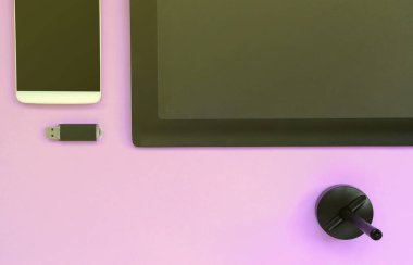 Grafik tablet ve kalem ressamlar ve tasarımcıları için Usb bellek kartı ve smartphone pastel mor zemin üzerinde yer almaktadır. Düz yatıyordu minimalizm. Üstten görünüm