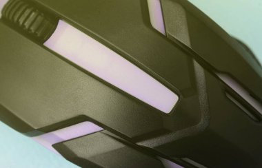 Mavi bir arka plan üzerinde siyah oyun optik fare closeup. Cihaz cybersport ve online video oyunları