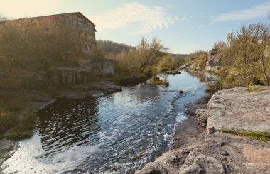 Rocky bank, dağ manzarası. Baharın başındaki dağ nehri manzarası. Doğa manzarası, vahşi doğa. Bukski Kanyonu ve Tikich Nehri