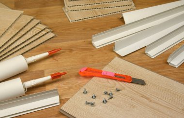 PVC tavan çalışması için malzeme seti. Yapıştırıcı şişeler ve plastik köşeli PVC paneller. Kapalı VPC kaplama kiti. İç yenileme çalışmaları veya inşaat malzemeleri