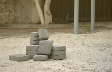 Dışarıdaki yığının içinde gri kaldırım levhaları var. Mozaik 'ten Paving Levhaları için malzeme. Çakıl taşı kurulum süreci