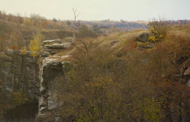Bukski Kanyonu 'nun granit kayalıkları ve Girskyi Tikych Nehri. Resimli manzara ve Ukrayna turizminin güzel yeri