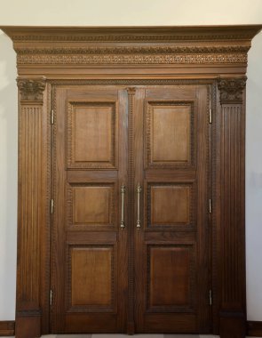 Eski klasik klasik çift kapılı retro iç dokuya yakın.