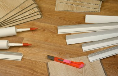 PVC tavan çalışması için malzeme seti. Yapıştırıcı şişeler ve plastik köşeli PVC paneller. Kapalı VPC kaplama kiti. İç yenileme çalışmaları veya inşaat malzemeleri