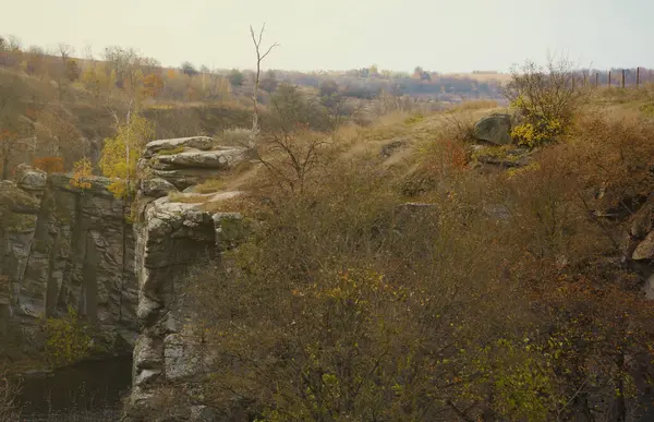 Bukski Kanyonu 'nun granit kayalıkları ve Girskyi Tikych Nehri. Resimli manzara ve Ukrayna turizminin güzel yeri