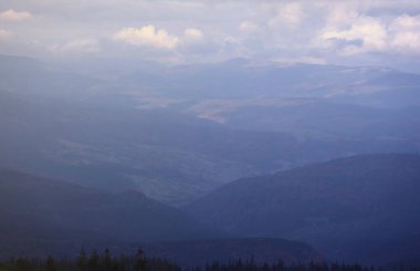 Ukrayna 'nın Karpat dağlarındaki Dragobrat dağlarının sabah manzarası. Sabahın erken saatlerinde Drahobrat Tepeleri 'nin etrafındaki bulutlu ve sisli manzara
