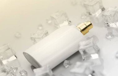 Kadın parfüm minderi beyaz şişe, buz küplerinde parfüm şişesinin objektif fotoğrafı ve beyaz masada su. Yukarıdan bak. Model ürün fotoğrafı, tazelik ve aroma konsepti