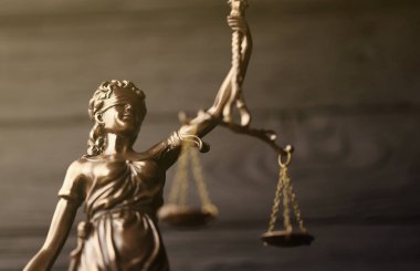 Adalet Anıtı. Adalet Anıtı ya da Roma Adalet Tanrıçası. Siyah ahşap duvardaki heykel. Yargı, mahkeme süreci ve avukatların işgali kavramı
