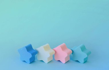 Kozmetik hafif pastel mavi arka plan ile süngerler küçük yıldız. Metin alanı şablonu