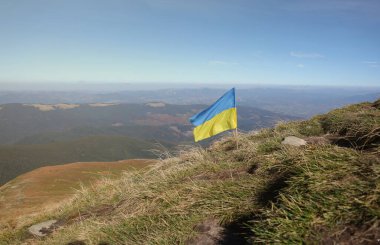 Ukrayna 'daki Hoverla dağının tepesinde Ukrayna bayrağı