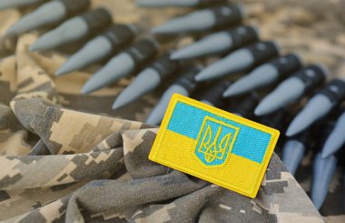 Ukrayna sembolü ve bir Ukraynalı askerin kamuflaj üniformasında makineli tüfek kemeri. Ukrayna 'daki savaş kavramı, vatanseverlik ve ülkenizi Rus işgalcilerden korumak.