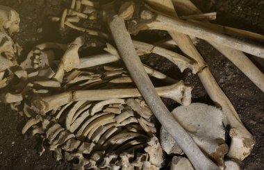 İşkence yaptıktan sonra korkunç mezarlıktan çıkarılan kafatasları ve kemikler.