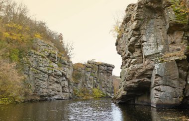 Bukski Kanyonu 'nun granit kayalıkları ve Girskyi Tikych Nehri. Resimli manzara ve Ukrayna turizminin güzel yeri