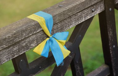 Ulusal Ukrayna bayrağının renginde kurdeleler tırabzana bağlıdır. Sarı-mavi bantlar