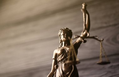 Adalet Anıtı. Adalet Anıtı ya da Roma Adalet Tanrıçası. Siyah ahşap duvardaki heykel. Yargı, mahkeme süreci ve avukatların işgali kavramı