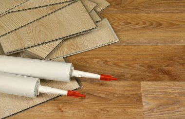 PVC tavan çalışması için malzeme seti. Yapıştırıcı şişeler ve PVC paneller monte edin. Kapalı VPC kaplama kiti. İç yenileme çalışmaları veya inşaat malzemeleri